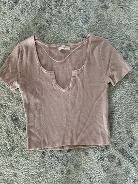 La Hearts Ribbed V-Notch Crop Top in Dusty Rose